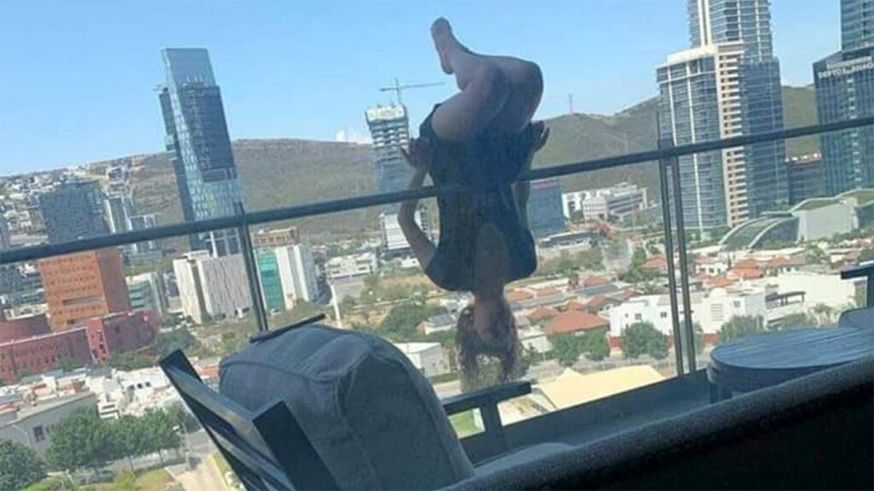 Vrouw valt zes verdiepingen naar beneden bij poseren