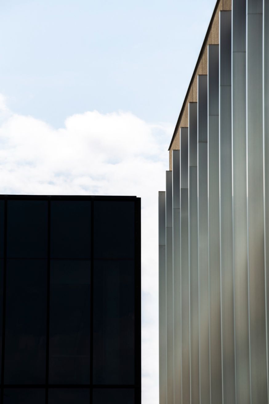Afbeelding: Strakke architectuurfoto met rechte verticalen en grafische gevellijnen