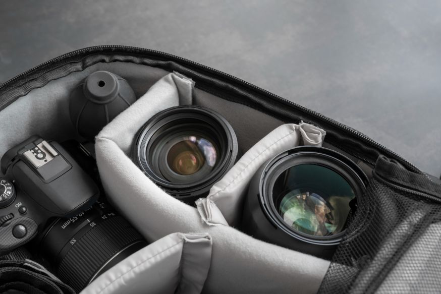 Afbeelding: Cameratas met camera en lenzen als basisuitrusting voor fotografie op locatie
