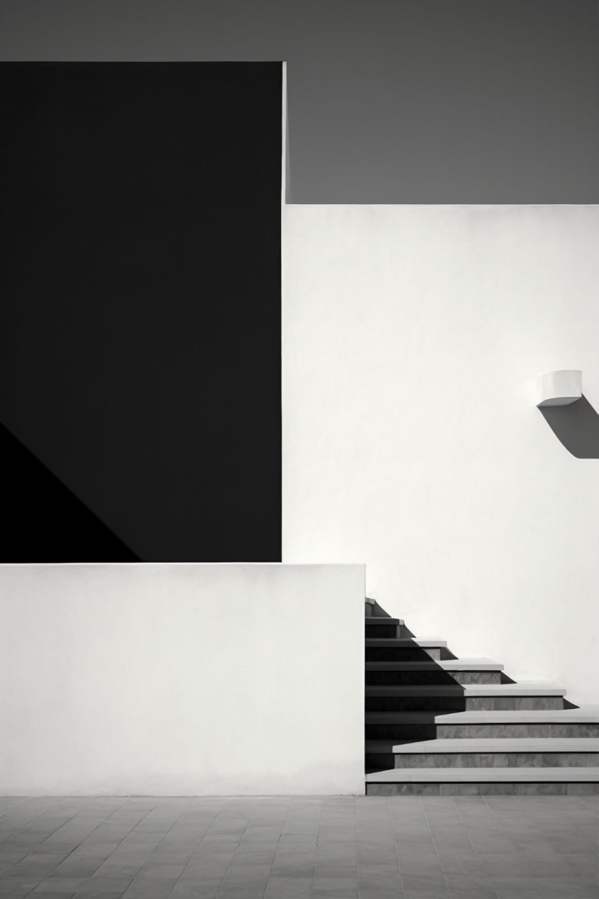 Afbeelding: Abstracte architectuurfoto met harde grafische schaduwen en veel negatieve ruimte