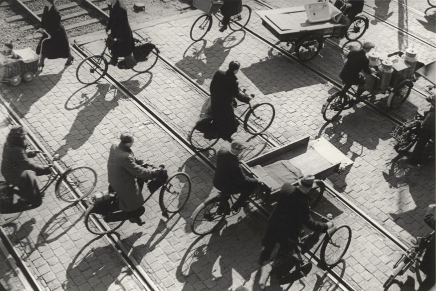 Emmy Andriesse, Fietsers over treinrails, Den Haag, ca. 1935-1937, Bijzondere Collecties van Universiteit Leiden. fotomuseum den haag