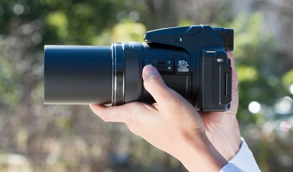 Nikon Coolpix P900 side