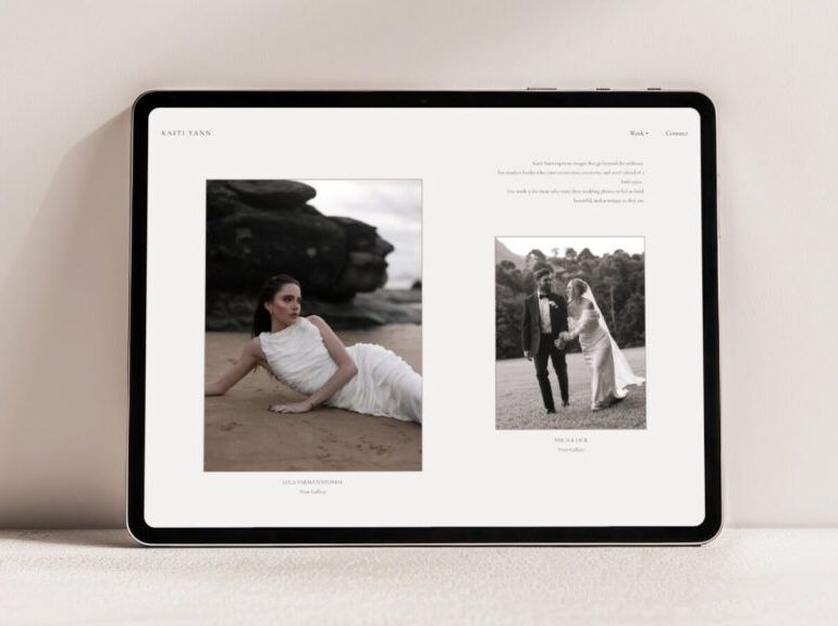 Afbeelding: Een moderne tablet waarop een minimalistische en professionele online fotogalerij met een grid van sfeervolle foto's wordt weergegeven