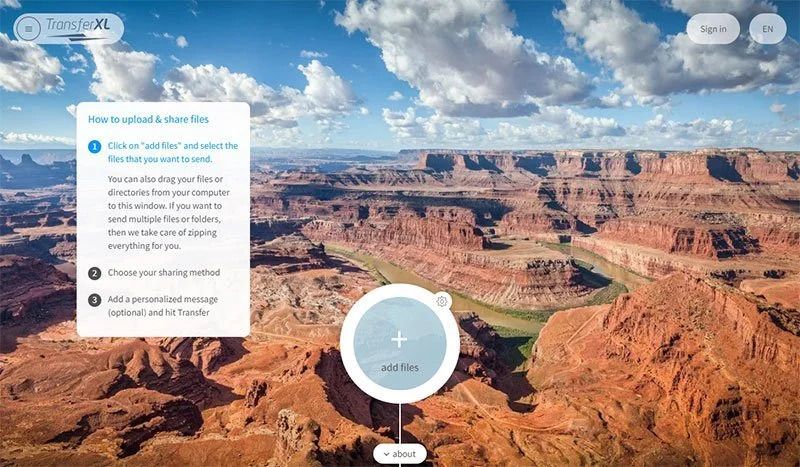 Afbeelding: De startpagina van de TransferXL-website met een indrukwekkende achtergrondfoto van de Grand Canyon en een grote centrale plus-knop om direct bestanden toe te voegen