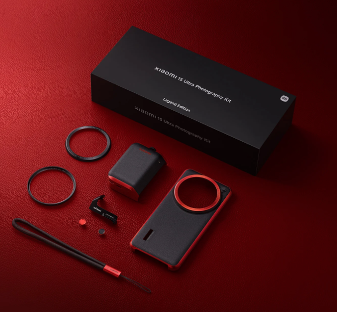 Afbeelding: De rode Xiaomi 15 Ultra Photography Kit Legend Edition met case, grip, filterringen en draagkoord op een rode ondergrond