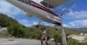 Fotograferende toerist bijna geraakt door dalend vliegtuig