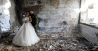 Fotograaf gebruikt verwoeste stad als achtergrond bij trouwfoto's 