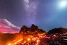 Lava, Melkweg, maan en meteoor in een foto 